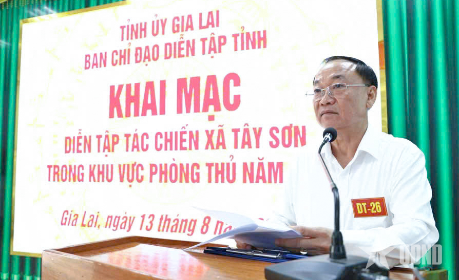 Bí thư Tỉnh ủy Gia Lai Thái Đại Ngọc chỉ đạo diễn tập tác chiến xã Tây Sơn